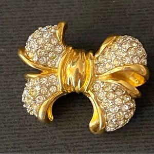 🌹🌹Vintage Givenchy Rhinestone Bow Pearl / Bead enhancer Pendant.